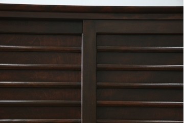 中古　九州民芸家具　和モダンな空間づくりにおすすめ! 舞良戸付きの大振りな下駄箱　(R-076886)