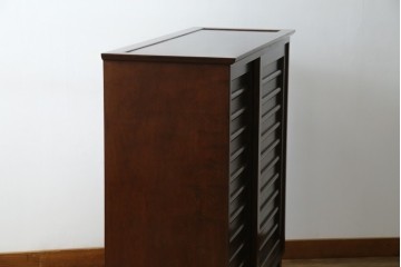 中古　九州民芸家具　和モダンな空間づくりにおすすめ! 舞良戸付きの大振りな下駄箱　(R-076886)