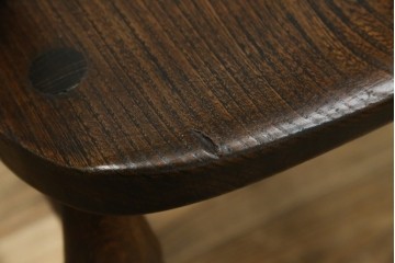 イギリスアンティーク　エルム材　美しい木目が魅力的なダブルボウバックウインザーアームチェア　(R-076887)