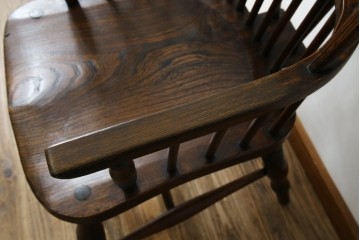 イギリスアンティーク　エルム材　美しい木目が魅力的なダブルボウバックウインザーアームチェア　(R-076887)