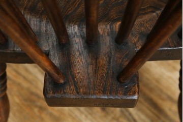 イギリスアンティーク　エルム材　美しい木目が魅力的なダブルボウバックウインザーアームチェア　(R-076887)