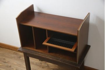 デンマークビンテージ　バング&オルフセン(BANG & OLUFSEN OF DENMARK)　ローズウッド材　シンプルで機能的なデザインが魅力的なオーディオラック(ステレオラック、レコードケース、収納棚、テレビ台、テレビボード、北欧、ヴィンテージ)(R-076889)