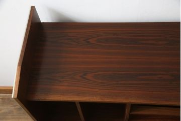 デンマークビンテージ　バング&オルフセン(BANG & OLUFSEN OF DENMARK)　ローズウッド材　シンプルで機能的なデザインが魅力的なオーディオラック(ステレオラック、レコードケース、収納棚、テレビ台、テレビボード、北欧、ヴィンテージ)(R-076889)