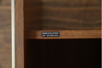 デンマークビンテージ　バング&オルフセン(BANG & OLUFSEN OF DENMARK)　ローズウッド材　シンプルで機能的なデザインが魅力的なオーディオラック(ステレオラック、レコードケース、収納棚、テレビ台、テレビボード、北欧、ヴィンテージ)(R-076889)