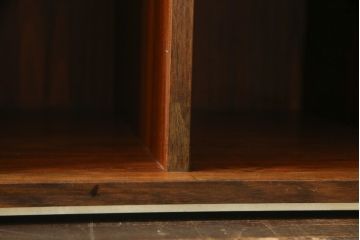 デンマークビンテージ　バング&オルフセン(BANG & OLUFSEN OF DENMARK)　ローズウッド材　シンプルで機能的なデザインが魅力的なオーディオラック(ステレオラック、レコードケース、収納棚、テレビ台、テレビボード、北欧、ヴィンテージ)(R-076889)