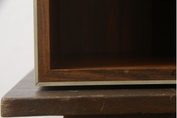 デンマークビンテージ　バング&オルフセン(BANG & OLUFSEN OF DENMARK)　ローズウッド材　シンプルで機能的なデザインが魅力的なオーディオラック(ステレオラック、レコードケース、収納棚、テレビ台、テレビボード、北欧、ヴィンテージ)(R-076889)