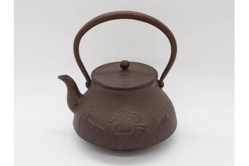 未使用品　戦前　寿　巾着　巻物　南部鴻栄堂　縁起物のモチーフが魅力的な鉄瓶(湯沸、湯瓶、茶道具、茶器)(R-076898)