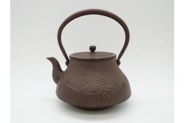 未使用品　戦前　寿　巾着　巻物　南部鴻栄堂　縁起物のモチーフが魅力的な鉄瓶(湯沸、湯瓶、茶道具、茶器)(R-076898)