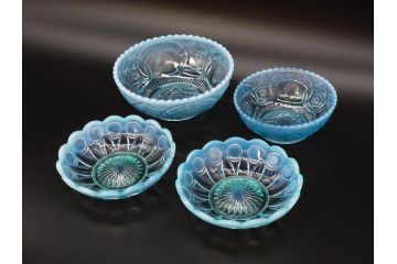 昭和初期　乳白縁　どこか懐かしい昭和レトロなプレス皿・ボウル4点セット(和ガラス、氷コップ、硝子、かき氷カップ、乳白色、ガラス食器、輪花皿、レース、フリル)(R-076903)
