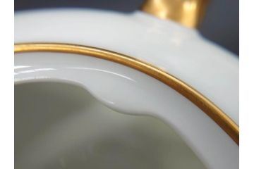 大倉陶園(OKURA、OAC)　オールド大倉　ゴールドライン　シンプルな中にも気品が溢れるティーポット&シュガーポット&クリーマー3点セット(ミルクジャー、ミルクポット、ボンボン入れ、洋食器、白磁、金彩)(R-076904)