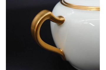 大倉陶園(OKURA、OAC)　オールド大倉　ゴールドライン　シンプルな中にも気品が溢れるティーポット&シュガーポット&クリーマー3点セット(ミルクジャー、ミルクポット、ボンボン入れ、洋食器、白磁、金彩)(R-076904)
