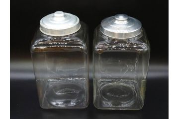 アンティーク雑貨　当時物　デッドストック　アルミ蓋　シンプルで使い勝手のよいガラス瓶2点セット(角型、角瓶、キャニスター、ガラスビン、菓子瓶、硝子、フタ付き、小物入れ、ディスプレイ雑貨、古道具、店舗什器)(R-076910)