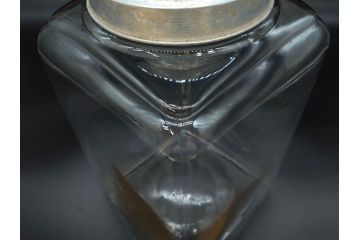 アンティーク雑貨　当時物　デッドストック　アルミ蓋　シンプルで使い勝手のよいガラス瓶2点セット(角型、角瓶、キャニスター、ガラスビン、菓子瓶、硝子、フタ付き、小物入れ、ディスプレイ雑貨、古道具、店舗什器)(R-076910)
