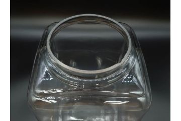 アンティーク雑貨　当時物　デッドストック　アルミ蓋　シンプルで使い勝手のよいガラス瓶2点セット(角型、角瓶、キャニスター、ガラスビン、菓子瓶、硝子、フタ付き、小物入れ、ディスプレイ雑貨、古道具、店舗什器)(R-076910)