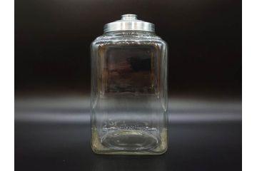 アンティーク雑貨　当時物　デッドストック　アルミ蓋　シンプルで使い勝手のよいガラス瓶2点セット(角型、角瓶、キャニスター、ガラスビン、菓子瓶、硝子、フタ付き、小物入れ、ディスプレイ雑貨、古道具、店舗什器)(R-076910)