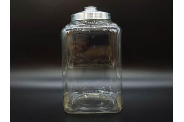 アンティーク雑貨　当時物　デッドストック　アルミ蓋　シンプルで使い勝手のよいガラス瓶2点セット(角型、角瓶、キャニスター、ガラスビン、菓子瓶、硝子、フタ付き、小物入れ、ディスプレイ雑貨、古道具、店舗什器)(R-076910)