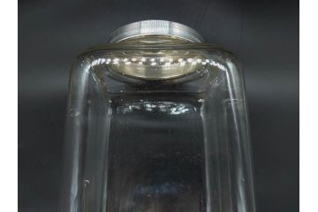 アンティーク雑貨　当時物　デッドストック　アルミ蓋　シンプルで使い勝手のよいガラス瓶2点セット(角型、角瓶、キャニスター、ガラスビン、菓子瓶、硝子、フタ付き、小物入れ、ディスプレイ雑貨、古道具、店舗什器)(R-076910)