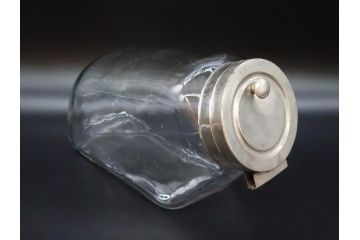 アンティーク雑貨　当時物　アルミ蓋　独特なフォルムが魅力のガラス瓶(ガラスビン、菓子瓶、硝子、フタ付き、小物入れ、ディスプレイ雑貨、古道具、店舗什器、駄菓子屋さん)(R-076911)