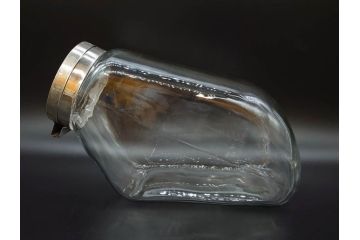 アンティーク雑貨　当時物　アルミ蓋　独特なフォルムが魅力のガラス瓶(ガラスビン、菓子瓶、硝子、フタ付き、小物入れ、ディスプレイ雑貨、古道具、店舗什器、駄菓子屋さん)(R-076911)