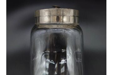 アンティーク雑貨　当時物　アルミ蓋　独特なフォルムが魅力のガラス瓶(ガラスビン、菓子瓶、硝子、フタ付き、小物入れ、ディスプレイ雑貨、古道具、店舗什器、駄菓子屋さん)(R-076911)