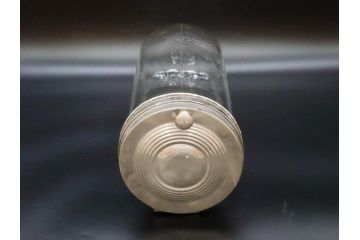 アンティーク雑貨　当時物　アルミ蓋　レトロな雰囲気漂うガラス瓶(ガラスビン、菓子瓶、硝子、フタ付き、小物入れ、ディスプレイ雑貨、古道具、店舗什器、駄菓子屋さん)(R-076913)