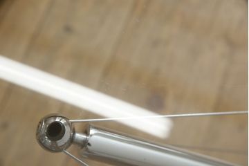 中古　美品　Cassina(カッシーナ)　713　スタイリッシュなデザインがワンランク上の暮らしを演出するセンターテーブル(ローテーブル、カクテルテーブル、カフェテーブル、コーヒーテーブル、ラウンドテーブル、ガラス)(定価約46万円)(R-076920)