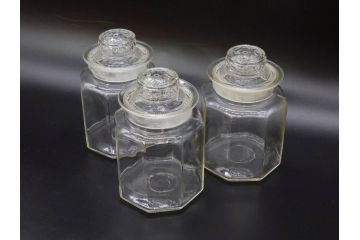 昭和レトロ　ノスタルジックな雰囲気を纏った蓋付きガラス瓶3個セット(八角、キャニスター、ガラスビン、硝子、菓子瓶、フタ付き)(R-076949)