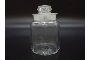 昭和レトロ　ノスタルジックな雰囲気を纏った蓋付きガラス瓶3個セット(八角、キャニスター、ガラスビン、硝子、菓子瓶、フタ付き)(R-076949)