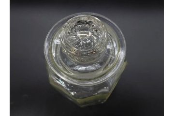 昭和レトロ　ノスタルジックな雰囲気を纏った蓋付きガラス瓶3個セット(八角、キャニスター、ガラスビン、硝子、菓子瓶、フタ付き)(R-076949)