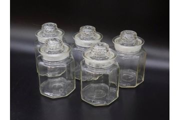 昭和レトロ　お部屋のアクセントになる蓋付きガラス瓶5個セット(八角、キャニスター、ガラスビン、硝子、菓子瓶、フタ付き)(R-076950)