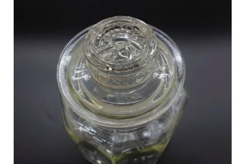 昭和レトロ　お部屋のアクセントになる蓋付きガラス瓶5個セット(八角、キャニスター、ガラスビン、硝子、菓子瓶、フタ付き)(R-076950)