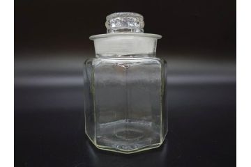 昭和レトロ　お部屋のアクセントになる蓋付きガラス瓶5個セット(八角、キャニスター、ガラスビン、硝子、菓子瓶、フタ付き)(R-076950)