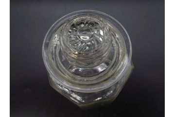 昭和レトロ　お部屋のアクセントになる蓋付きガラス瓶5個セット(八角、キャニスター、ガラスビン、硝子、菓子瓶、フタ付き)(R-076950)
