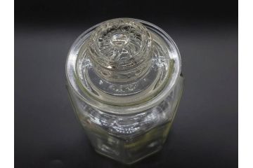 昭和レトロ　お部屋のアクセントになる蓋付きガラス瓶5個セット(八角、キャニスター、ガラスビン、硝子、菓子瓶、フタ付き)(R-076950)