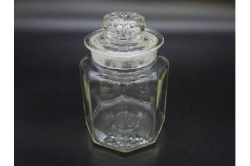 昭和レトロ　お部屋のアクセントになる蓋付きガラス瓶5個セット(八角、キャニスター、ガラスビン、硝子、菓子瓶、フタ付き)(R-076950)