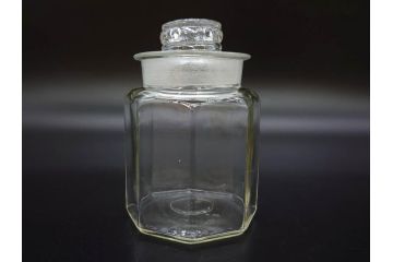 昭和レトロ　お部屋のアクセントになる蓋付きガラス瓶5個セット(八角、キャニスター、ガラスビン、硝子、菓子瓶、フタ付き)(R-076950)