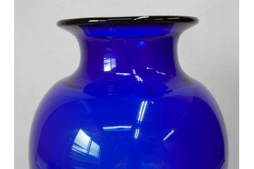 昭和レトロ　鮮やかなブルーが空間のアクセントになるフラワーベース(花瓶、花入れ、花器、オブジェ、ホームインテリア、ディスプレイ、ブルー)(R-076987)