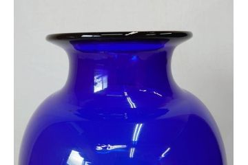 昭和レトロ　鮮やかなブルーが空間のアクセントになるフラワーベース(花瓶、花入れ、花器、オブジェ、ホームインテリア、ディスプレイ、ブルー)(R-076987)