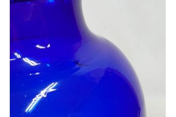 昭和レトロ　鮮やかなブルーが空間のアクセントになるフラワーベース(花瓶、花入れ、花器、オブジェ、ホームインテリア、ディスプレイ、ブルー)(R-076987)