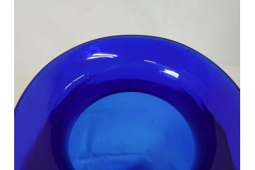 昭和レトロ　鮮やかなブルーが空間のアクセントになるフラワーベース(花瓶、花入れ、花器、オブジェ、ホームインテリア、ディスプレイ、ブルー)(R-076987)