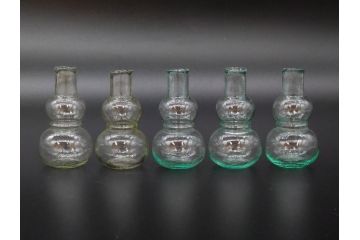 戦前　当時物　瓢箪型　気泡や絶妙なフォルムが味わいのあるニッキ水瓶5個セット(豆ガラス、ちびニッキ水、ガラス容器、駄菓子屋ビン、ペロペロ、レトロガラス、一輪挿し、ひょうたん)(R-076991)