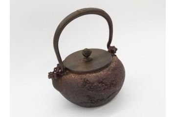 時代物　亀文堂　獣口　家屋風景図　長い歴史を刻んだ趣ある鉄瓶(湯沸、湯瓶、茶道具、茶器)(R-076993)