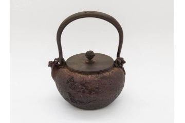 時代物　亀文堂　獣口　家屋風景図　長い歴史を刻んだ趣ある鉄瓶(湯沸、湯瓶、茶道具、茶器)(R-076993)