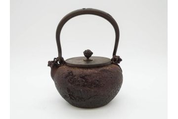 時代物　亀文堂　獣口　家屋風景図　長い歴史を刻んだ趣ある鉄瓶(湯沸、湯瓶、茶道具、茶器)(R-076993)