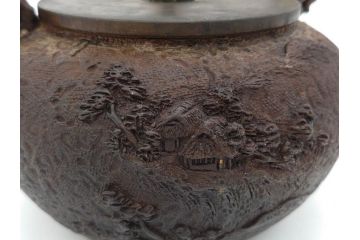 時代物　亀文堂　獣口　家屋風景図　長い歴史を刻んだ趣ある鉄瓶(湯沸、湯瓶、茶道具、茶器)(R-076993)
