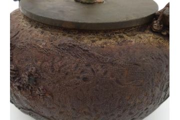 時代物　亀文堂　獣口　家屋風景図　長い歴史を刻んだ趣ある鉄瓶(湯沸、湯瓶、茶道具、茶器)(R-076993)