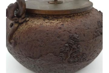 時代物　亀文堂　獣口　家屋風景図　長い歴史を刻んだ趣ある鉄瓶(湯沸、湯瓶、茶道具、茶器)(R-076993)