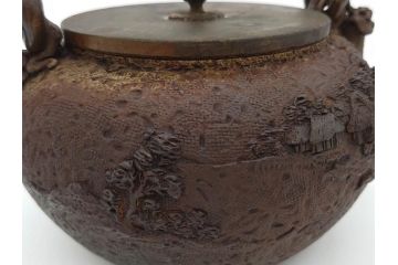 時代物　亀文堂　獣口　家屋風景図　長い歴史を刻んだ趣ある鉄瓶(湯沸、湯瓶、茶道具、茶器)(R-076993)