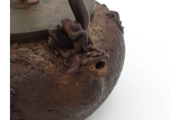時代物　亀文堂　獣口　家屋風景図　長い歴史を刻んだ趣ある鉄瓶(湯沸、湯瓶、茶道具、茶器)(R-076993)