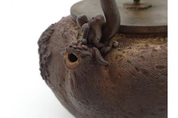時代物　亀文堂　獣口　家屋風景図　長い歴史を刻んだ趣ある鉄瓶(湯沸、湯瓶、茶道具、茶器)(R-076993)